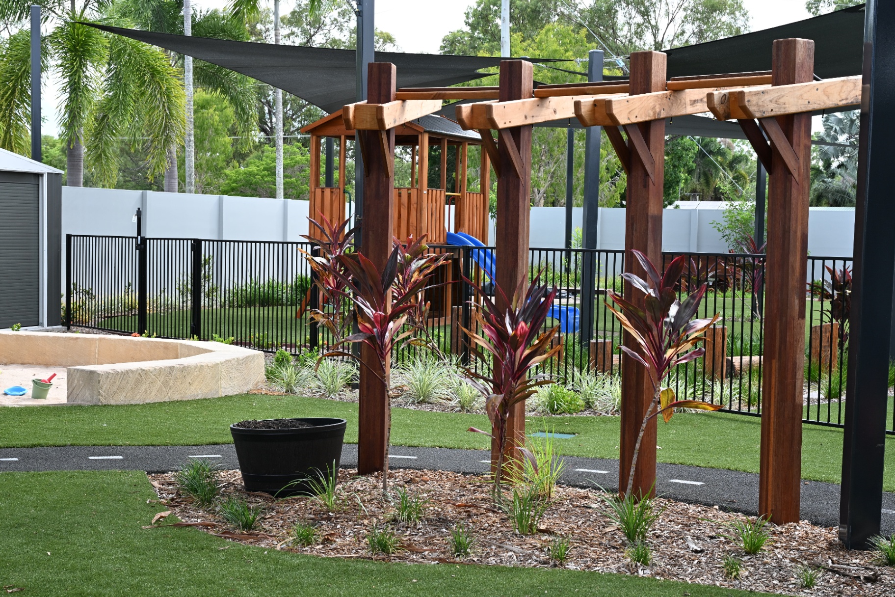 Tropical garden and pergola in the Mount Low outdoor area